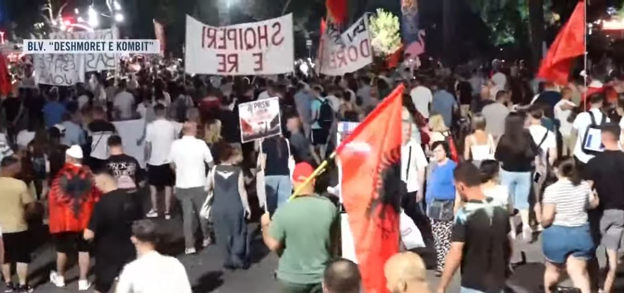 LIVE  Pjesëmarrje masive  Diaspora në revoltën kundër Ramës  Pas fjalimeve te Kryeministria  nis marshimi në rrugët e Tiranës    