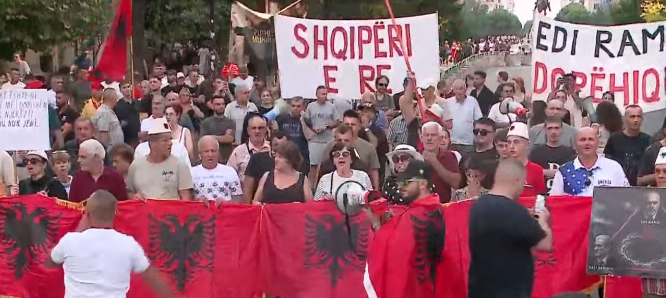 LIVE  Revolta e 71 kundër kryeministrit  Qytetarët nisin marshimin nga sheshi  Skënderbej  drejt Kryeministrisë  k   