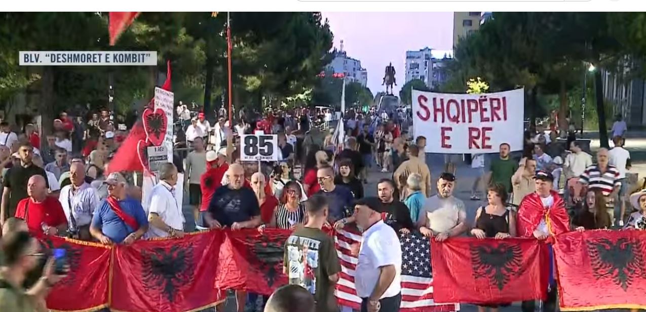 LIVE  Protesta e 85 të kundër Ramës  qytetarët marshojnë drejt Kryeministrisë  Shqipëria kërkon revolucion