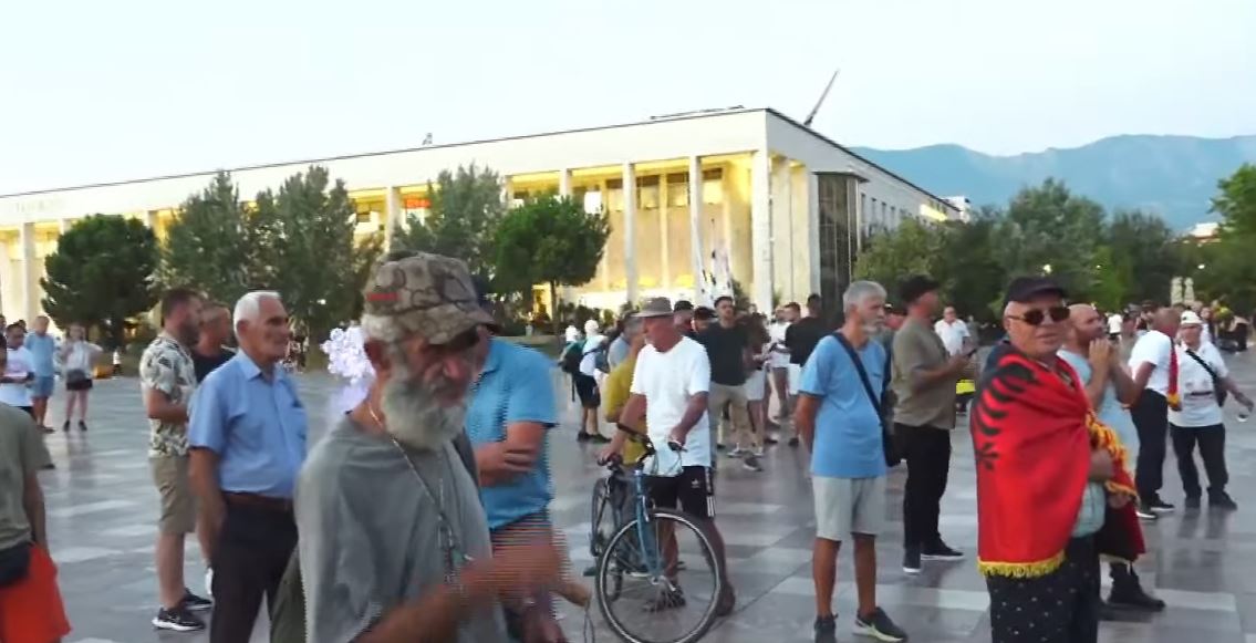 84 ditë  Revolucion Flamingo   Shqiptarët nuk heqin dorë  mblidhen në sheshin  Skënderbej   Përsëriten   