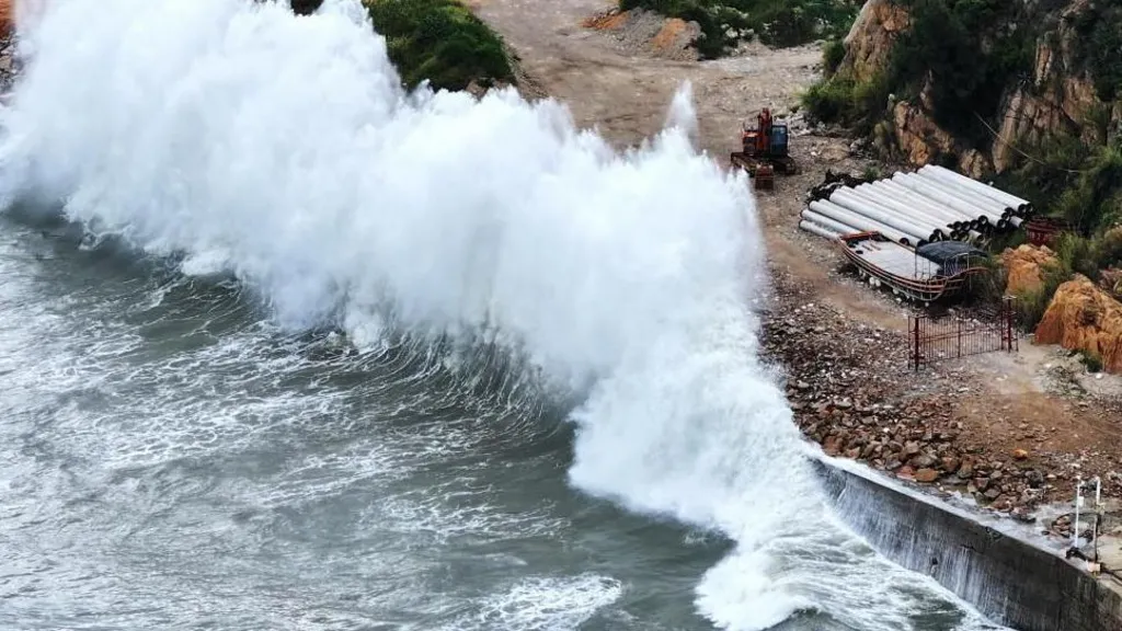 Tajfuni  Dolphin  godet Kinën  Mbi 1 milion të evakuuar  anulohen 1 400 fluturime në Shangai