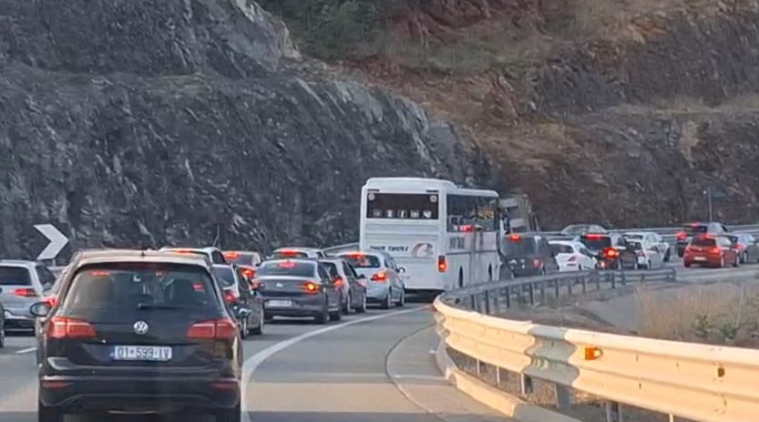 Fluks i lartë në Morinë dhe Rrugën e Kombit   Pushuesit nga Kosova  vërshojnë  drejt bregdetit për ditët e fundit    