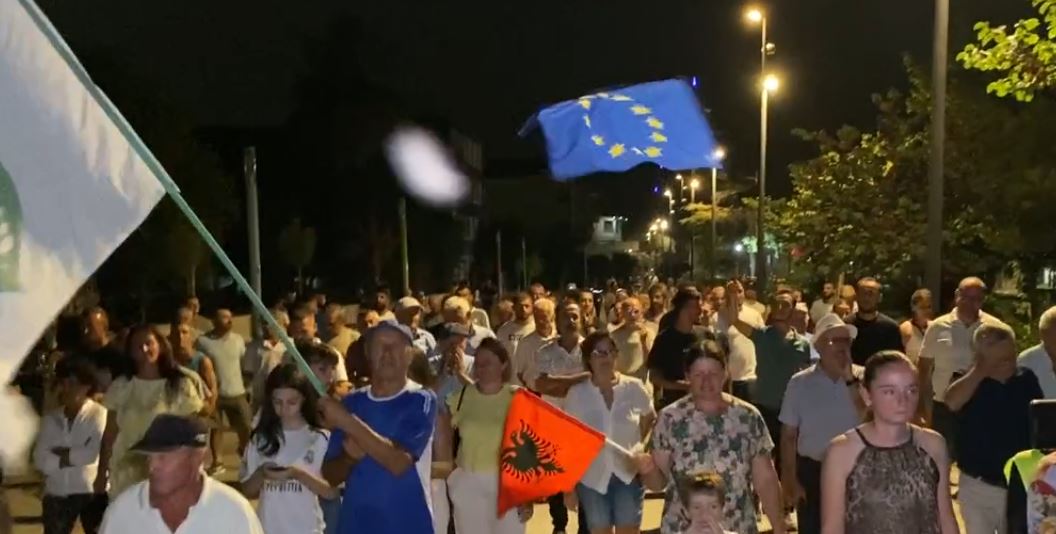 dita-e-26-te-e-protestes-ne-divjake-banoret-kunder-shkrirjes-se-bashkise-thirrje-deputeteve-te-mos-e-votojne-projektligjin-video