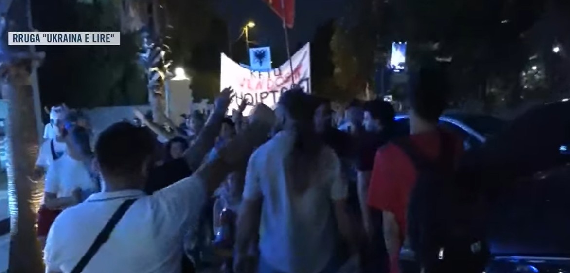 Pa shenja lodhjeje  Vijon marshimi i protestuesve në rrugën  Ukraina e lirë   Shqipëria e rinisë  jo e partisë 