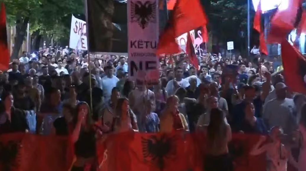  Shqipëria e shqiptarëve    Protestuesit vijojnë me vendosmëri marshimin në kryeqytet  Pushteti i tmerruar 