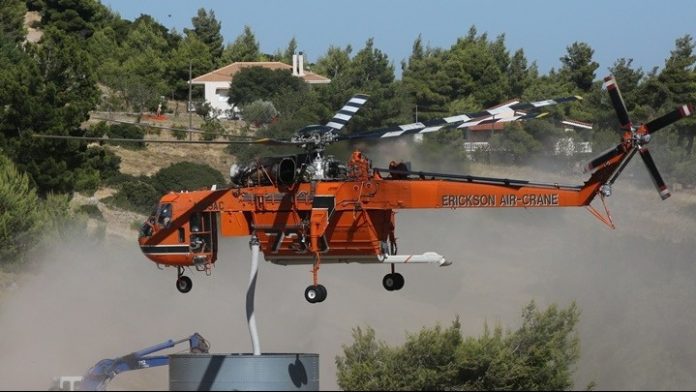 Situata kritike në Greqi  Zjarret pyjore kërcënojnë qytetin pranë Athinës