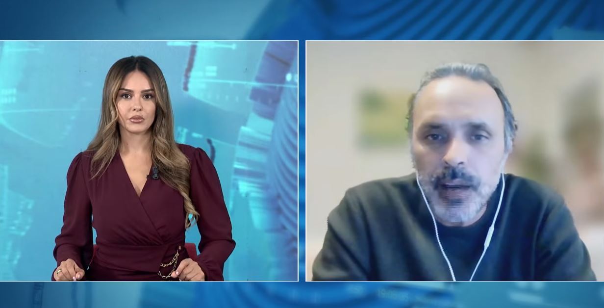  Rama e Berisha mbajnë njëri tjetrin   Mërtiri  Protesta kërkon largimin e të dyve  Shtatori do rrisë presionin politik dhe ma   