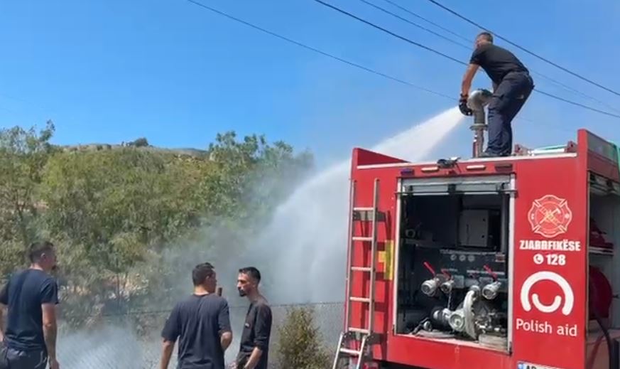 Zjarr i madh në Lezhë  U vunë në rrezik banesat  flakët vihen nën kontroll