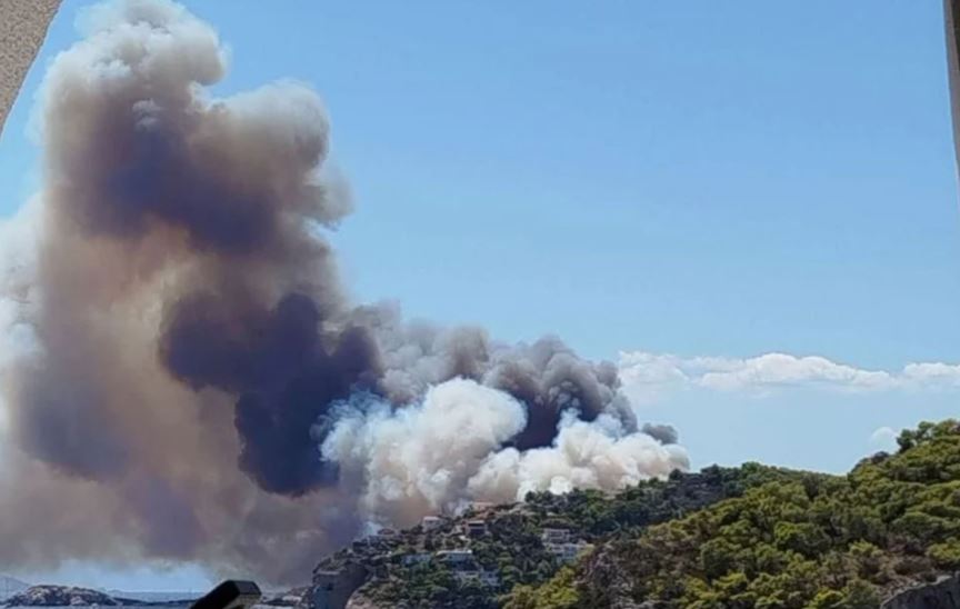 Zjarre të mëdha në Salaminë  shkrumbohen banesat  192 zjarrfikës dhe 14 mjete ajrore në operacion  4 persona kanë pësuar dejeg   