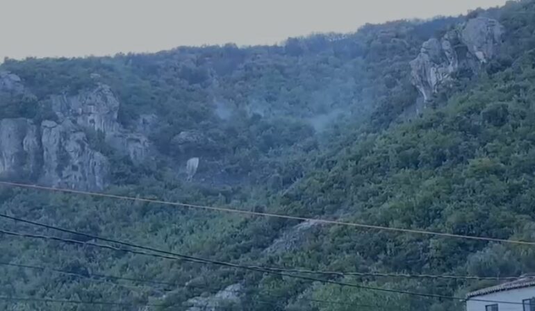 Vijon zjarri në Abazaj të Krujës/ Angazhohen dy helikopterë për shuarjen e flakëve