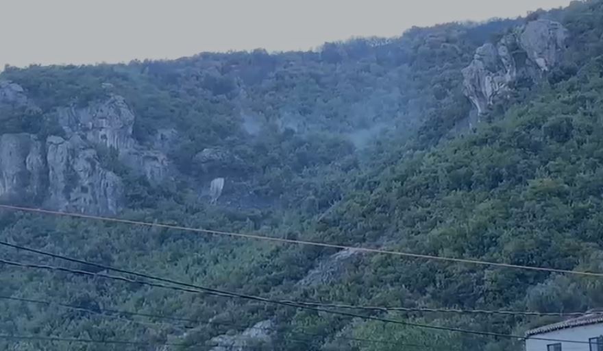 Vijon zjarri në Abazaj të Krujës  Angazhohen dy helikopterë për shuarjen e flakëve