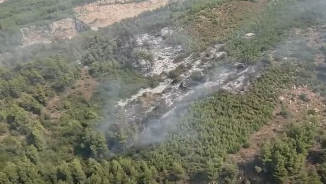 Zjarret në Shqipëri  5 vatra aktive  4 nën monitorim  angazhohen 2 helikopterë dhe 125 efektivë të FA
