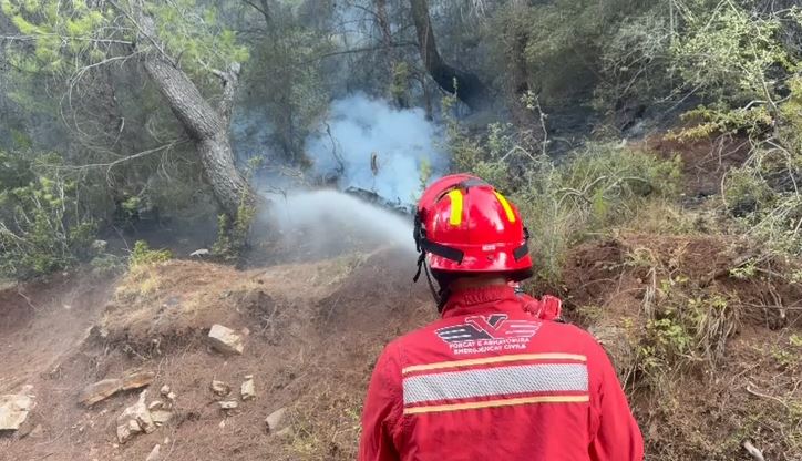 Zjarret në Kurbin dhe Mirditë mbeten aktive  Vijon puna e ekipeve për mbrojtjen e banesave nga flakët