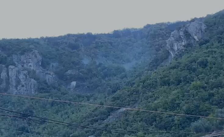 Lirohet i moshuari i arrestuar për zjarrvënen në Krujë/ Riaktivizohen flakët, ndërhyhet nga ajri për neutralizimin e tyre