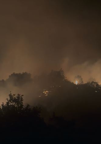 Zjarri i përmasave të mëdha mes fshatrave  Andon Poçi  dhe Hundëkuq  7 orë luftë me flakët  fiken plotësisht vatrat