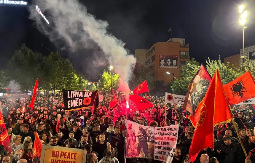 Ish krerët e UÇK u dënuan me 81 vite burg  Në të gjithë Kosovën sot protestohet kundër vendimit të Hagës ndaj Çlirimtarëve
