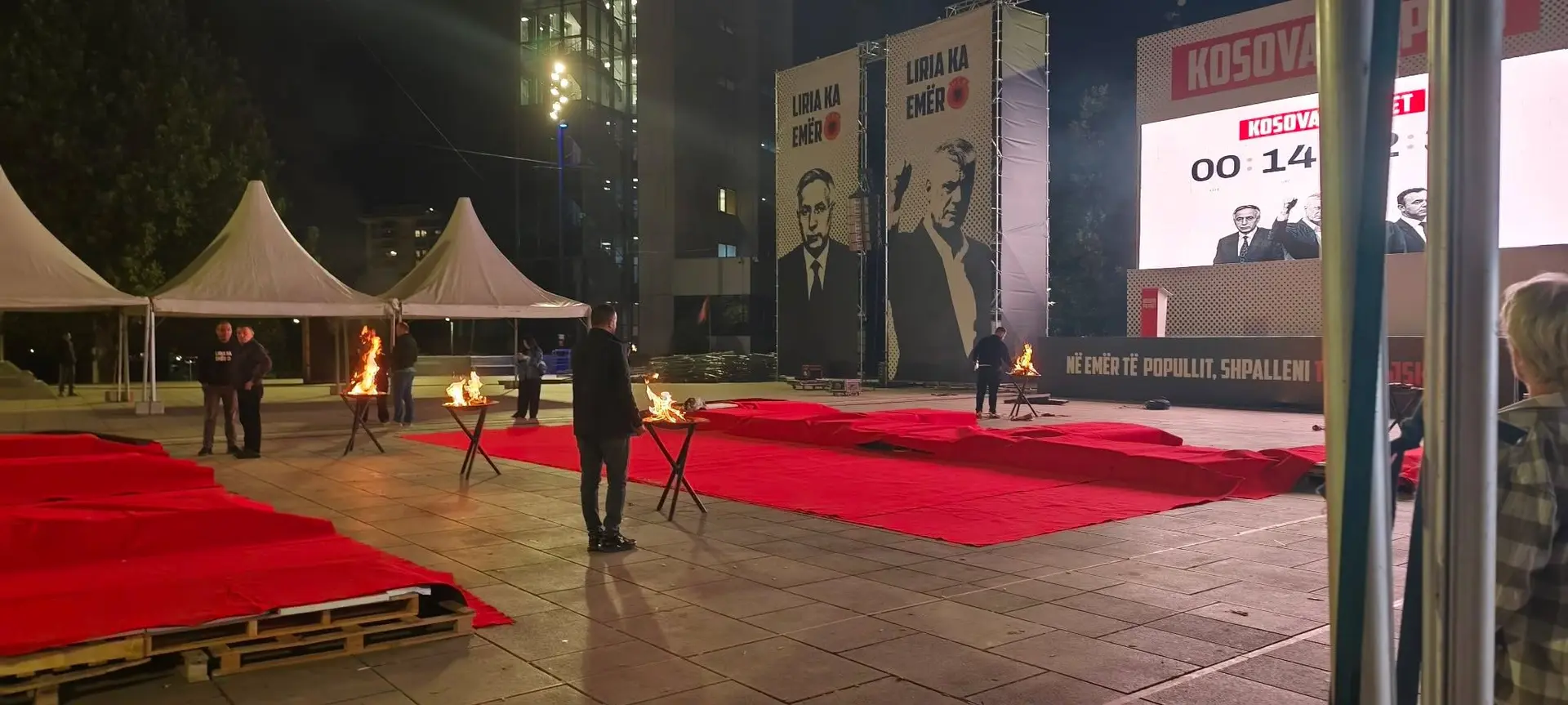 Sytë nga Haga  Pak orë para vendimit për ish krerët e UÇK së  në Prishtinë ndizet  Flakët e Lirisë   VIDEO 