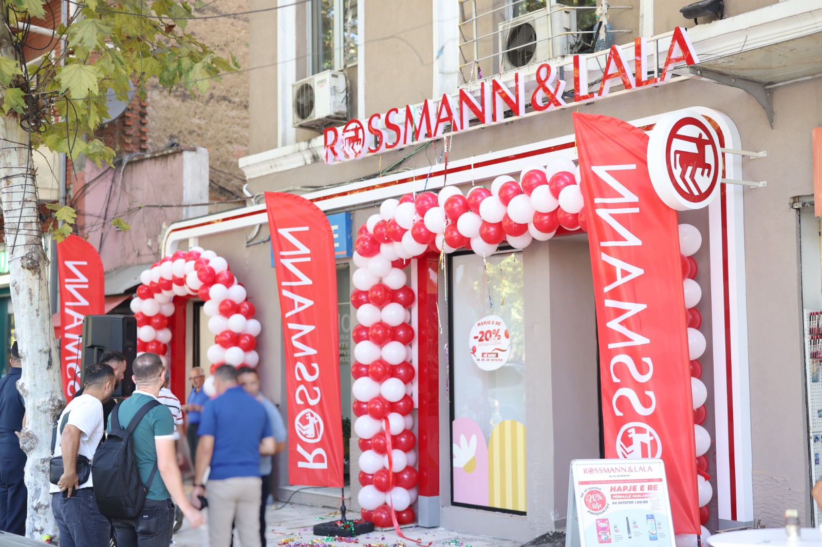 rossmann-lala-hap-dyqanin-e-30-te-ne-shqiperi-me-4-shtator-nje-adrese-e-re-perballe-parlamentit
