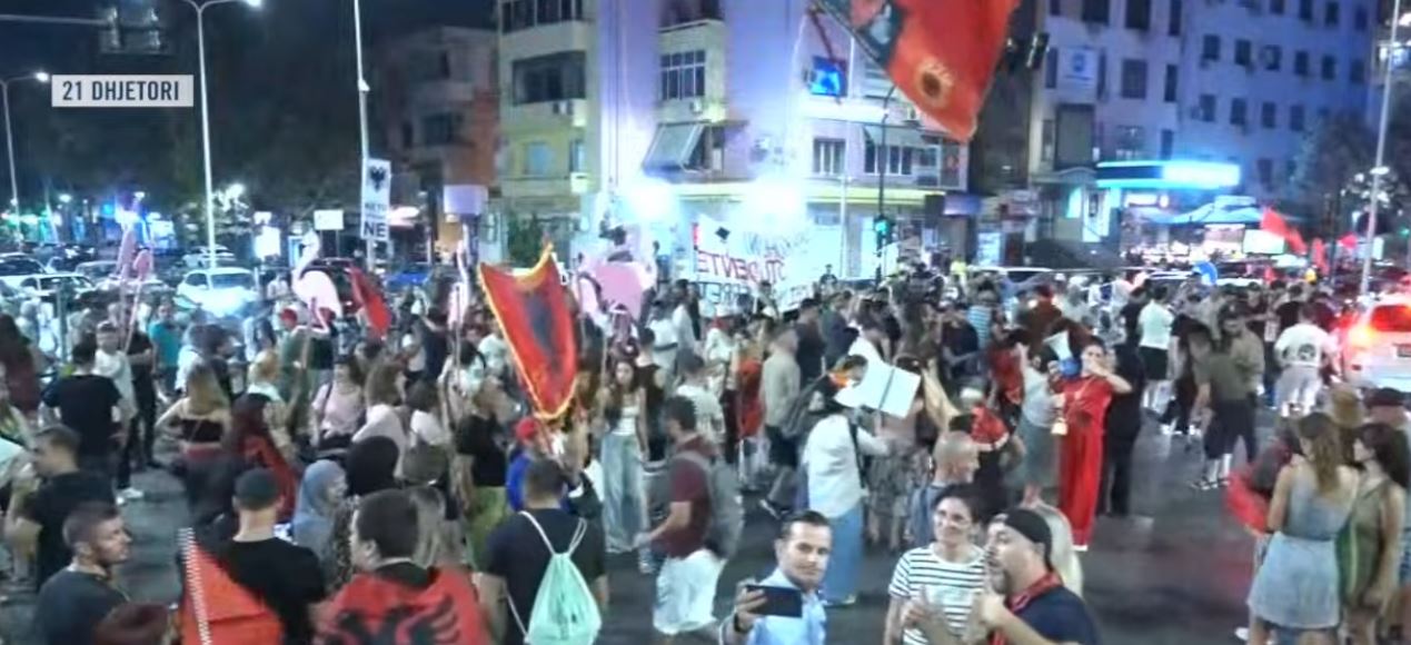  Dorëheqje   Protestuesit ulen tek Kryqëzimi tek 21 Dhjetori  bllokojnë qarkullimin e mjeteve