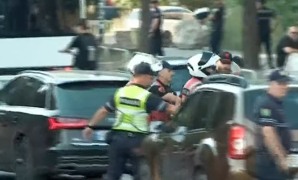 VIDEO  Tensione para Ministrisë së Brendshme  shoqërohen dy protestues  Momenti kur policia i merr dhe 