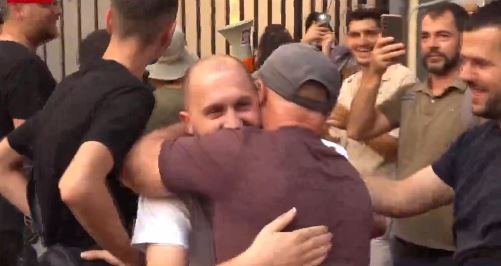 Vendimi i Gjykatës/ Lirohen nga komisariati 14 protestuesit e arrestuar, priten me brohoritje nga turma e qytetarëve