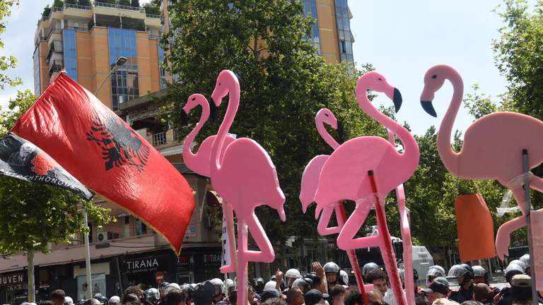 122 ditë revoltë kundër Ramës dhe qeverisë! Gazeta gjermane: Jo vetëm në Tiranë! Shqiptarët mblidhen në Frankfurt për “Revolucionin Flamingo”