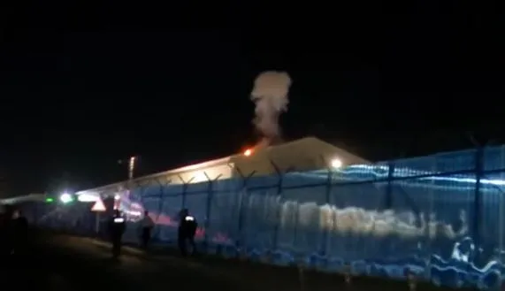 Vendimi i Hagës për ish krerët e UÇK së ngriti shqiptarët kundër  tensione në protestën para EULEX  hidhen gurë  Policia jep d   