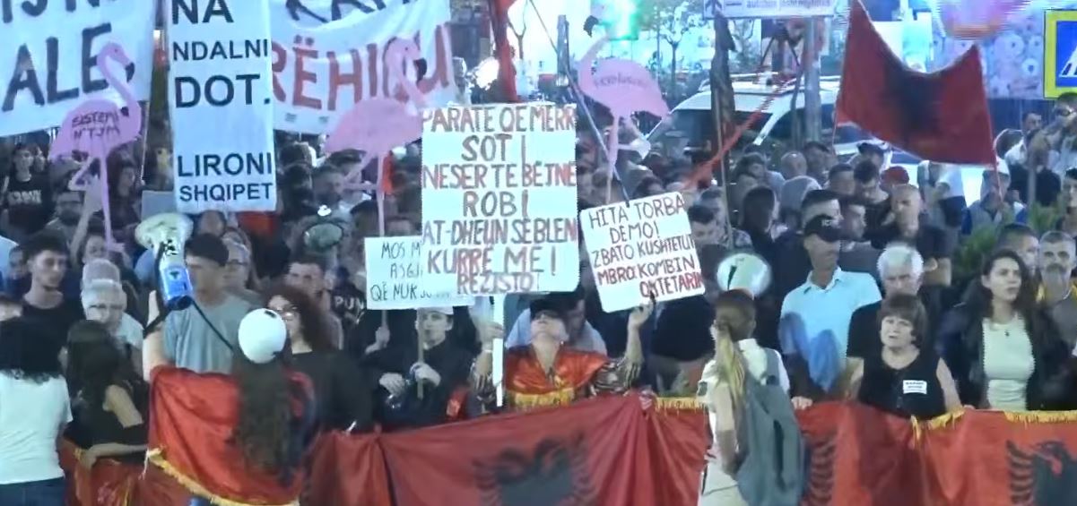 Revolta nuk ndalet  Protesta e 111 të kundër Ramës  Qytetarët marshojnë në Tiranë  thirrje për dorëheqjen e Ramës  Arrestoni B   
