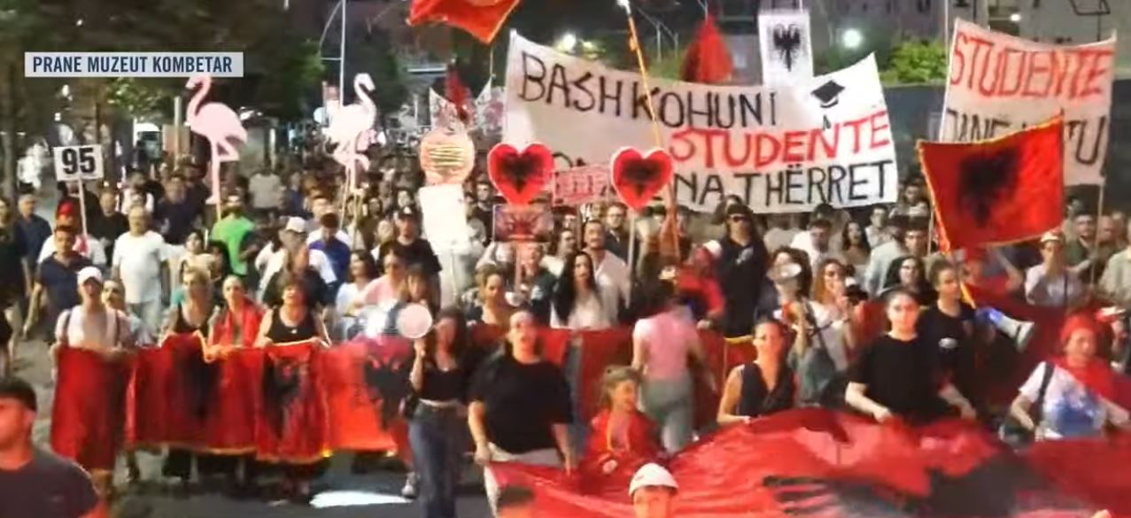 VIDEO  95 ditë protestë  qytetarët vijojnë rezistencën  marshim në kryeqytet  Rama  jepe dorëheqjen  Poshtë patronazhistët