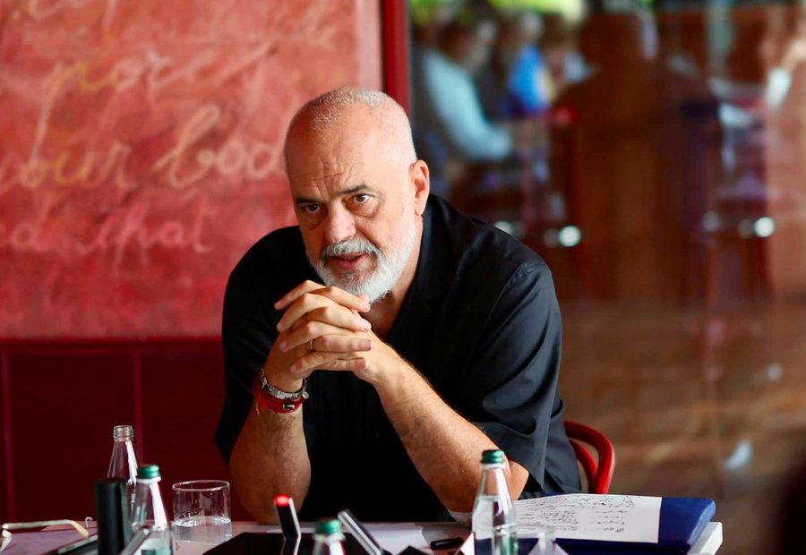 Mbledhje me dyer të mbyllura te  Vila e Kuqe   Rama thërret takim me drejtuesit politikë
