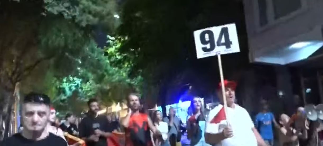  Shqipëria po bën revolucion   Marshimi në rrugët e Tiranës  protestuesit thirrje  Lironi çunat  lironi gocat  Nuk jeni vetëm