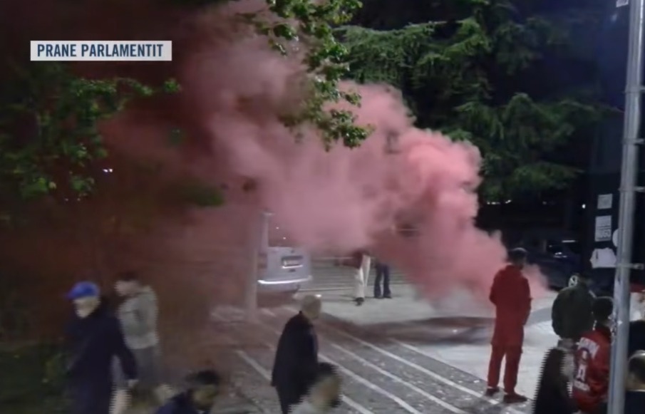 nuk-na-perfaqesoni-protestuesit-ndezin-flakadane-para-kuvendit-parlament-i-krimit
