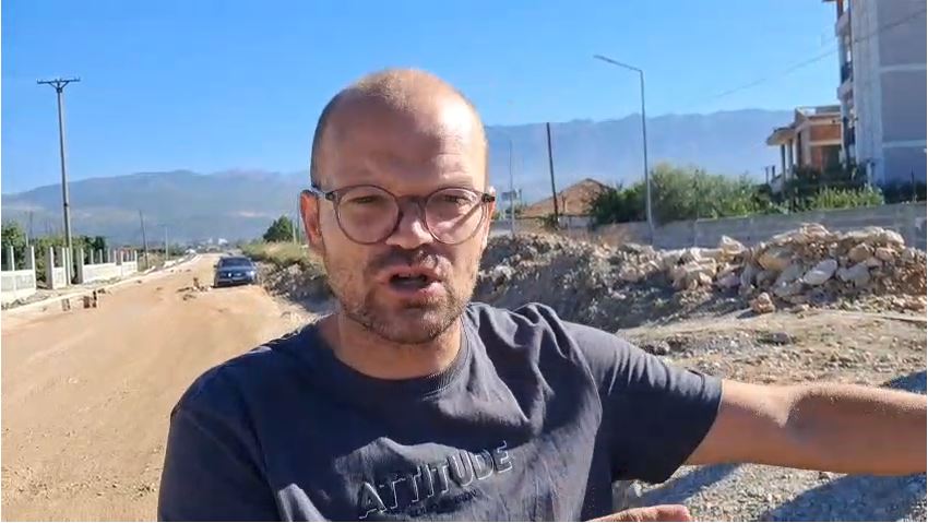  Lagjja është ndarë përgjysmë   denoncimi i Aulon Kalasë  Janë bllokuar gjitha rrugicat e lagjes  Bakushe Visha   banorët s ka   