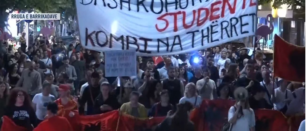 qytetaret-marshojne-drejt-kryeministrise-kerkojne-largimin-e-rames-qeveri-e-krimit