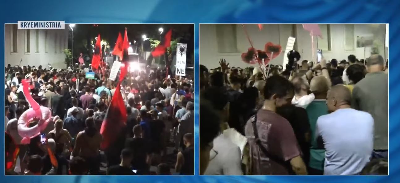 Flamingo  pankarta dhe flamuj  Protestuesit bllokojnë godinën  policia tenton t i largojë  çfarë po ndodh te Kryeministria
