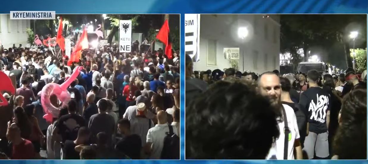  Këtu vendosim ne    Mbi një orë hyrjet e Kryeministrisë të bllokuara  protestuesit  Rama diktator dhe frikacak 