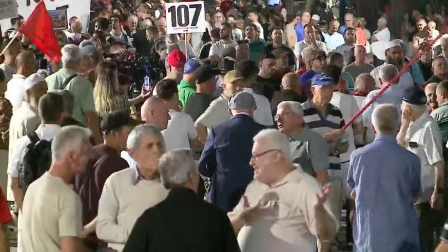 Përfundojnë fjalimet para Kryeministrisë  protestuesit nisen drejt bllokut të sigurisë  Lironi çunat  Ndalojmë edhe tek Gjykat   