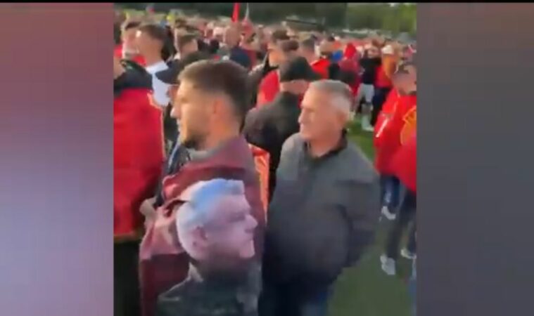VIDEO/ Me plisa, flamuj të UÇK dhe këngë patriotike, shqiptarët para tribunalit në Hagë