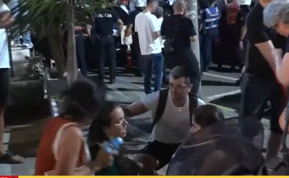 Tensione dhe përplasje me policinë te komisariati nr  3  një qytetare ndjehet keq