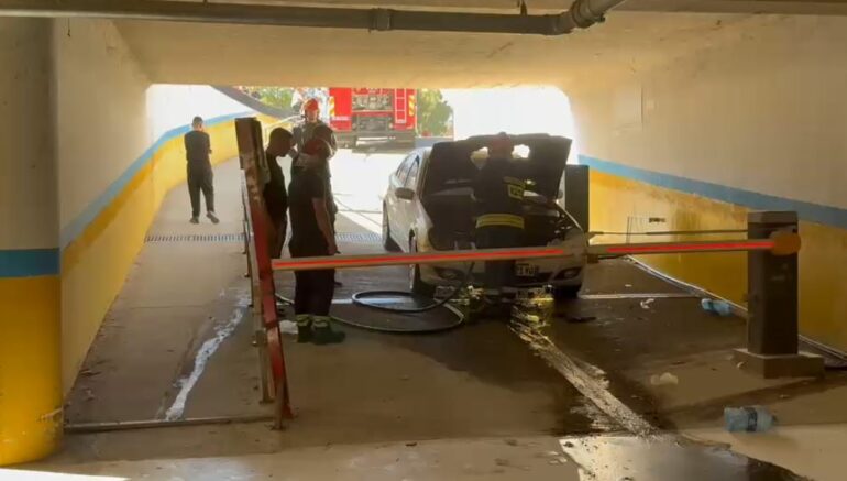 VIDEO/ Përfshihet nga flakët automjeti në një parkim nëntokësor në Fier, banorët në panik