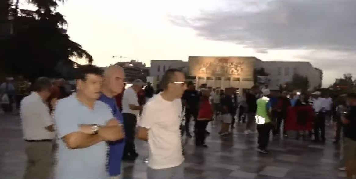 113 ditë revolucion  Nis mbledhja e qytetarëve në sheshin  Skënderbej   kërkohet dorëheqja e Edi Ramës
