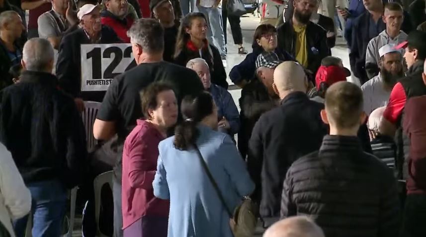 Mbyllen fjalimet te Kryeministria  nis marshimi në rrugët e Tiranës