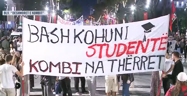 Përfundojnë fjalimet te Kryeministria  protestuesit nisin marshimin në rrugët e Tiranës  drejtojnë studentët