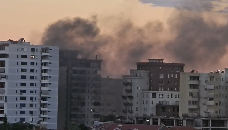 Përfshihet nga flakët automjeti në lagjen  1 Maji  në Elbasan  tymi mbulon zonën