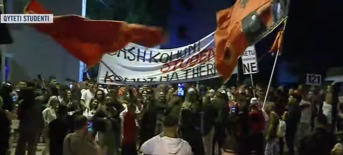 erdhen-studentet-protestuesit-mbushin-qytet-studentin-kombi-na-therret-rama-jep-doreheqjen