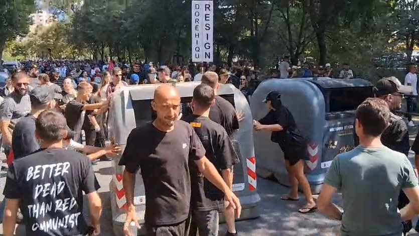 VIDEO  Protestuesit përmbysin kazanët e mbeturinave para selisë së PD