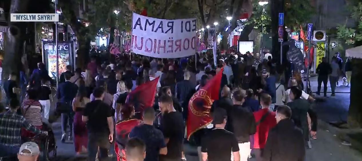  Nuk shitet Shqipëria  shitet qeveria   jehojnë thirrjet e protestuesve në rrugët e kryeqytetit
