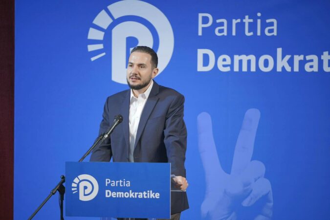 “Udhëtimi i Berishës në SHBA pozitiv, por PD-ja mbetet peng i së shkuarës”/ Salianji: Rama ka humbur mbështetjen, qytetarët presin ndryshimin e opozitës për të larguar kryeministrin