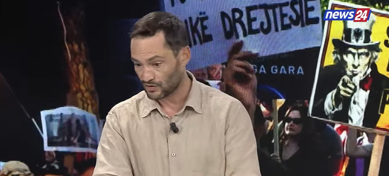 protestuesit-dje-u-arrestuan-ne-trotuare-pa-bere-shfaqje-dhune-ironizon-mjeku-ermal-pashaj-s-me-vjen-cudi-qe-te-dale-nje