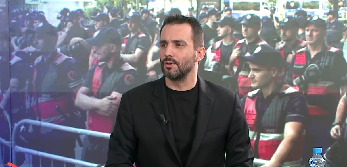  Një i ri me bluzë Dolce   Gabbana m u turr  ishte civil   Gazetarja bën ndërhyrjen epike  Mos e ka pasur false  Lapaj  P   